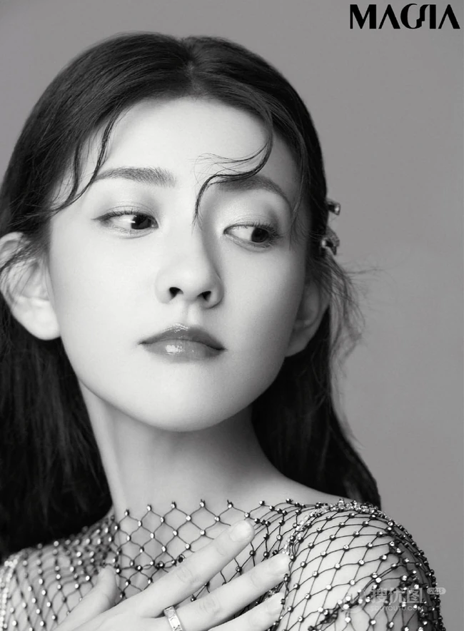 梁洁高清近距离半身照黑白写真，淡妆精致，粉唇湿润，美丽动人