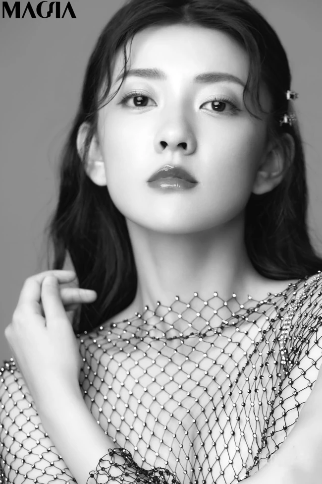 梁洁高清近距离半身照黑白写真，淡妆精致，粉唇湿润，美丽动人