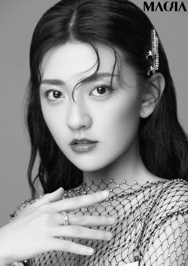 梁洁高清近距离半身照黑白写真，淡妆精致，粉唇湿润，美丽动人