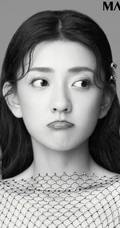 梁洁高清近距离半身照黑白写真，淡妆精致，粉唇湿润，美丽动人