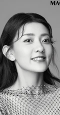 梁洁高清近距离半身照黑白写真，淡妆精致，粉唇湿润，美丽动人