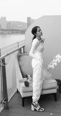 欧阳娜娜高清黑白阳台写真照，全白LOOk休闲装穿着，俏皮又气质