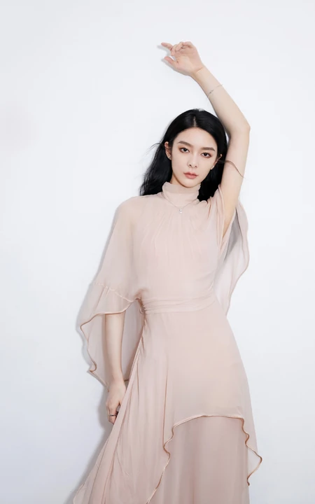 傅菁优雅飘逸清爽长裙礼服写真美照
