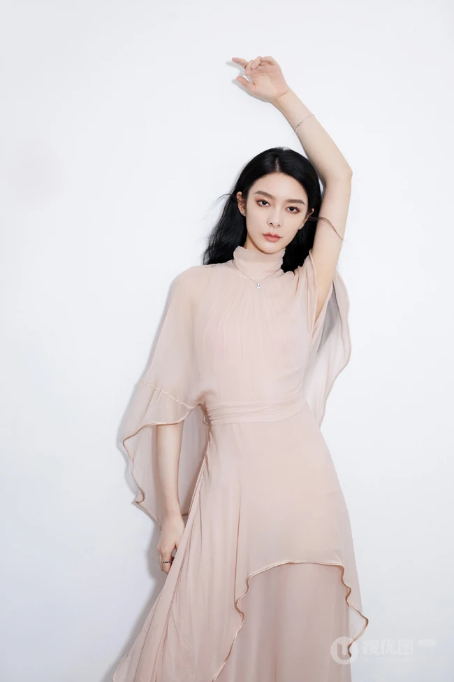 傅菁优雅飘逸清爽长裙礼服写真美照