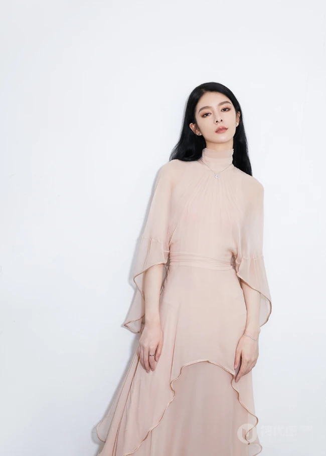 傅菁优雅飘逸清爽长裙礼服写真美照