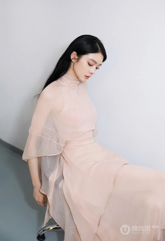 傅菁优雅飘逸清爽长裙礼服写真美照