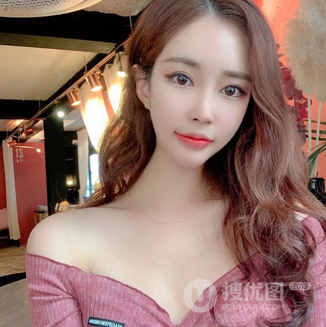 气质韩系小姐姐的长卷发发型，让人一看就喜欢的气质女生范水波纹发型图片 第5张