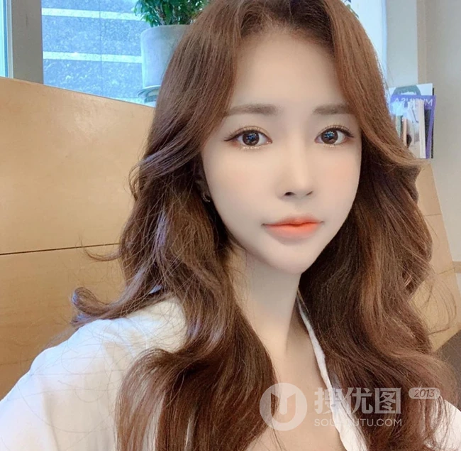 气质韩系小姐姐的长卷发发型，让人一看就喜欢的气质女生范水波纹发型图片 第4张