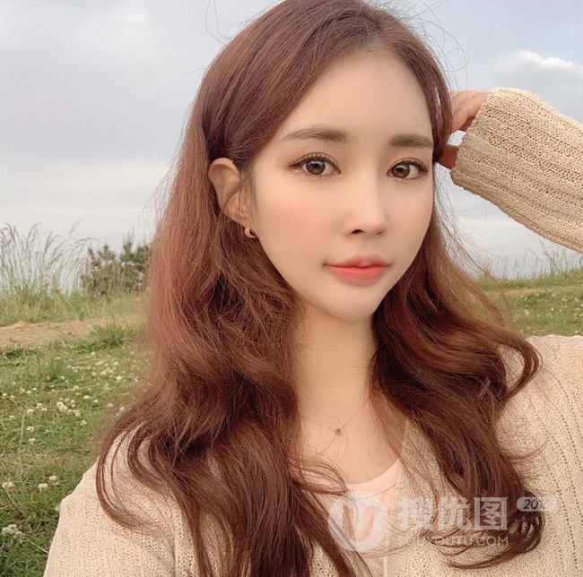 气质韩系小姐姐的长卷发发型，让人一看就喜欢的气质女生范水波纹发型图片 第12张