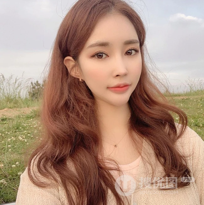 气质韩系小姐姐的长卷发发型，让人一看就喜欢的气质女生范水波纹发型图片 第16张