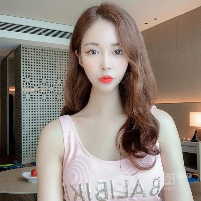 气质韩系小姐姐的长卷发发型，让人一看就喜欢的气质女生范水波纹发型图片 第15张