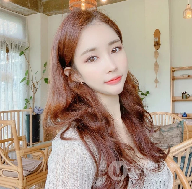 气质韩系小姐姐的长卷发发型，让人一看就喜欢的气质女生范水波纹发型图片 第14张