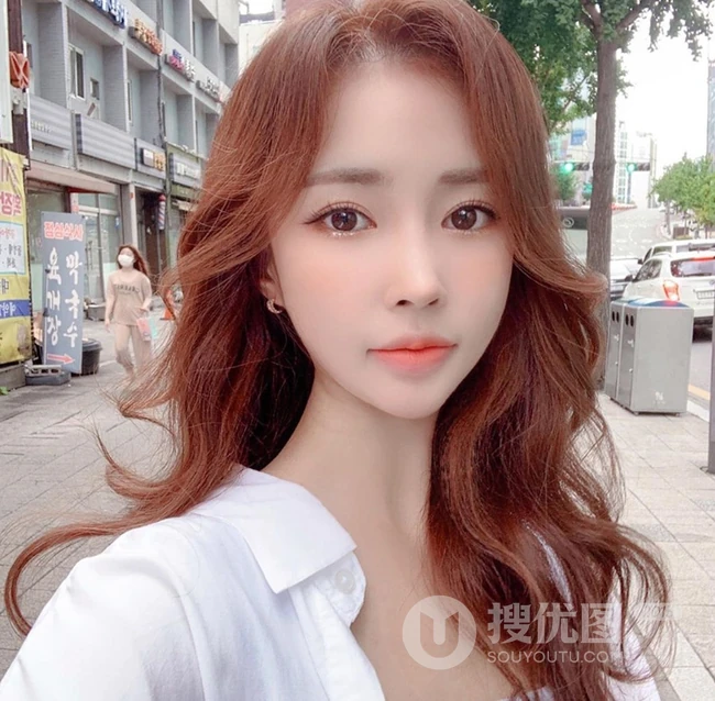 气质韩系小姐姐的长卷发发型，让人一看就喜欢的气质女生范水波纹发型图片 第6张