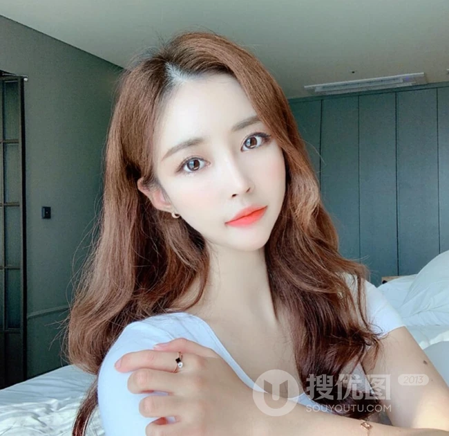 气质韩系小姐姐的长卷发发型，让人一看就喜欢的气质女生范水波纹发型图片 第9张