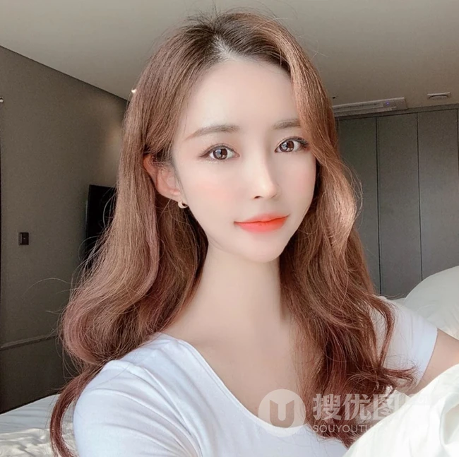 气质韩系小姐姐的长卷发发型，让人一看就喜欢的气质女生范水波纹发型图片 第17张