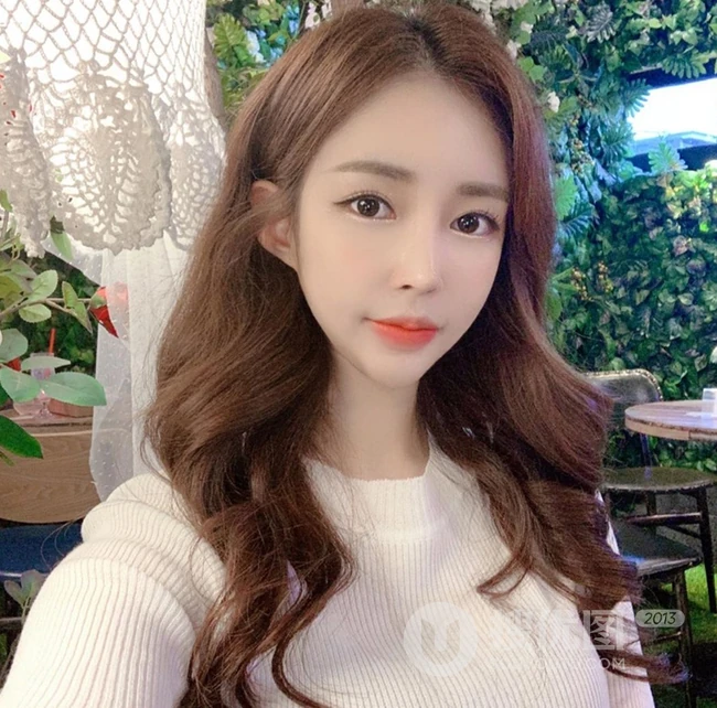 气质韩系小姐姐的长卷发发型，让人一看就喜欢的气质女生范水波纹发型图片 第10张