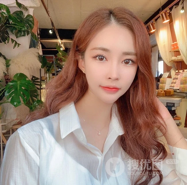 气质韩系小姐姐的长卷发发型，让人一看就喜欢的气质女生范水波纹发型图片 第13张