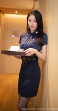 端茶倒水的女生送餐员，魔鬼身材女生安然Maleah制服短裙袜装写真美图