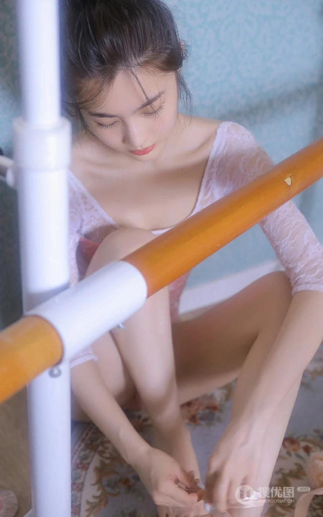 芭蕾舞女孩的一天，练习室里挥汗如雨的绝美紧身衣少女运动写真美图
