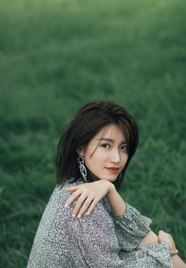 苏青户外草地，小树林写真美照