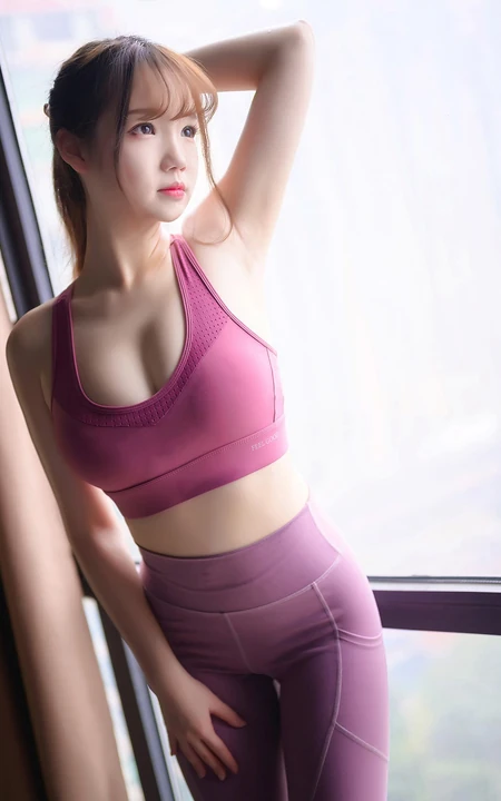 身形匀称S型紧身运动衣女生气质落地窗前摄影写真，匀称身形一览无余
