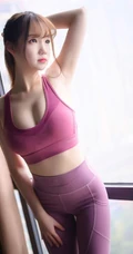 身形匀称S型紧身运动衣女生气质落地窗前摄影写真，匀称身形一览无余