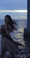 那片海，那个美丽的姑娘，长发飘逸女生肩带衣纱裙海边唯美摄影写真