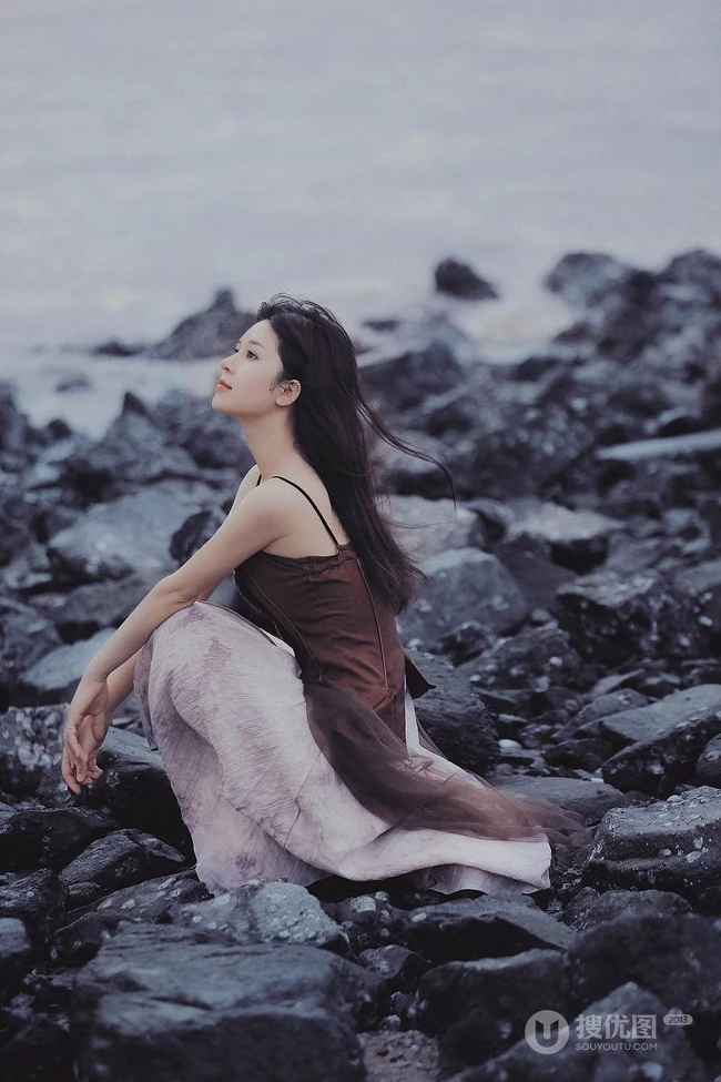 那片海，那个美丽的姑娘，长发飘逸女生肩带衣纱裙海边唯美摄影写真