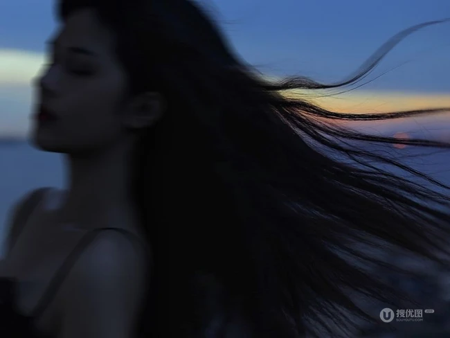 那片海，那个美丽的姑娘，长发飘逸女生肩带衣纱裙海边唯美摄影写真