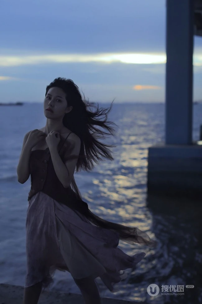那片海，那个美丽的姑娘，长发飘逸女生肩带衣纱裙海边唯美摄影写真