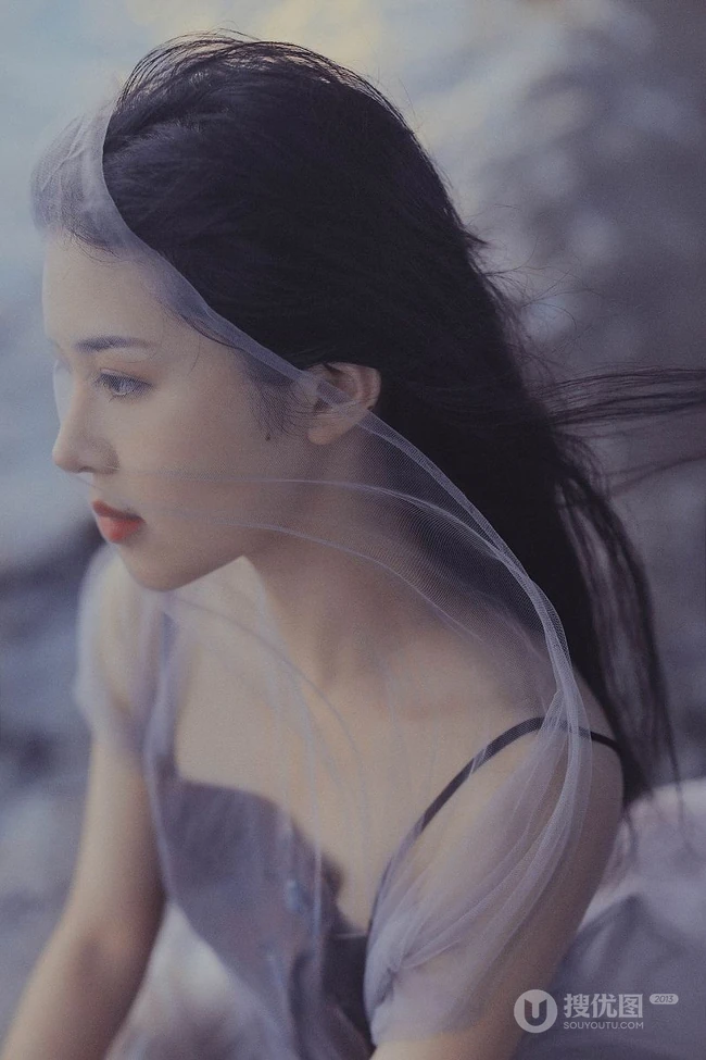 那片海，那个美丽的姑娘，长发飘逸女生肩带衣纱裙海边唯美摄影写真