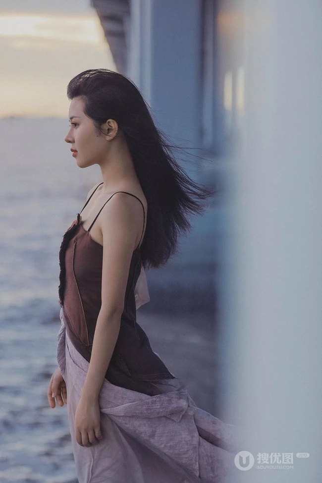 那片海，那个美丽的姑娘，长发飘逸女生肩带衣纱裙海边唯美摄影写真
