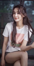 李若宁休闲白T牛仔短裤杂志写真照
