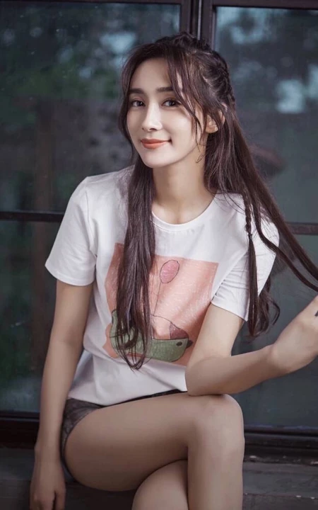李若宁休闲白T牛仔短裤杂志写真照