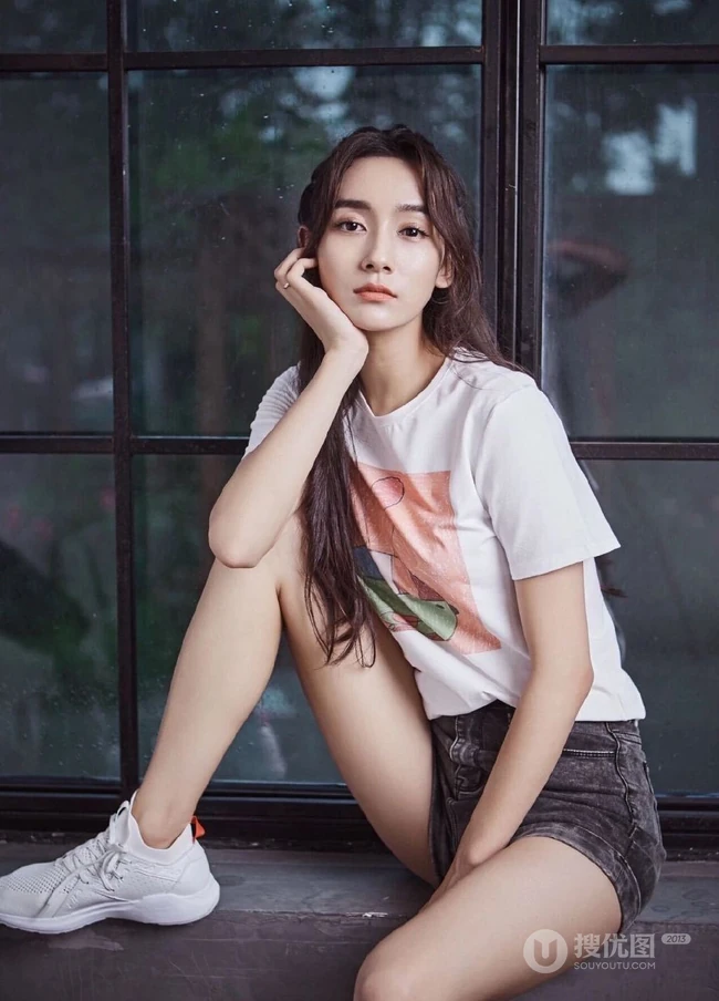 李若宁休闲白T牛仔短裤杂志写真照