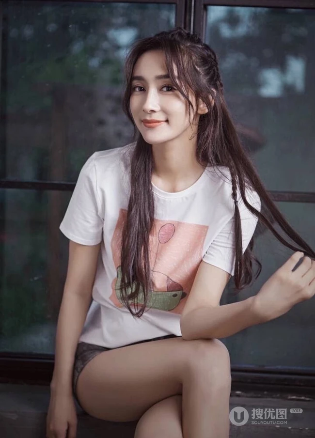 李若宁休闲白T牛仔短裤杂志写真照