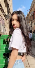 林允短款装白T牛仔裤搭配工厂风写真美照