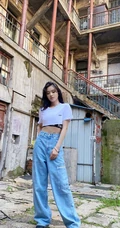 林允短款装白T牛仔裤搭配工厂风写真美照