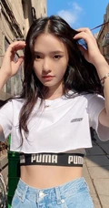 林允短款装白T牛仔裤搭配工厂风写真美照