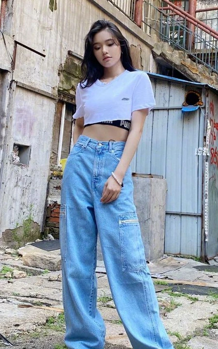 林允短款装白T牛仔裤搭配工厂风写真美照