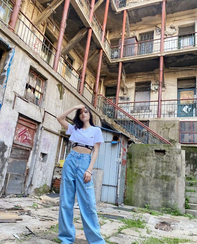 林允短款装白T牛仔裤搭配工厂风写真美照