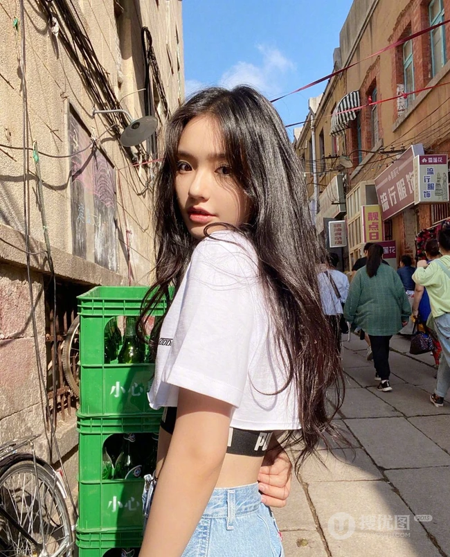 林允短款装白T牛仔裤搭配工厂风写真美照