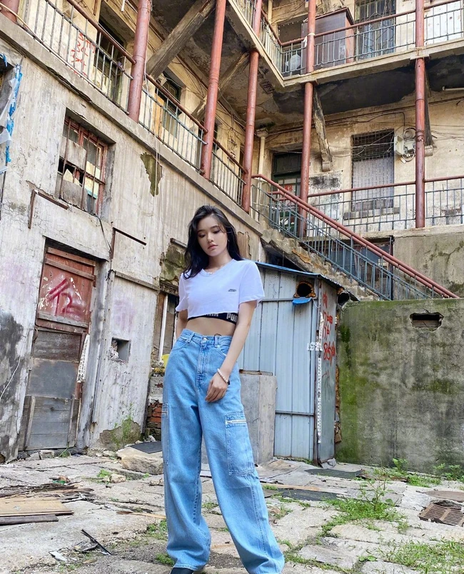 林允短款装白T牛仔裤搭配工厂风写真美照