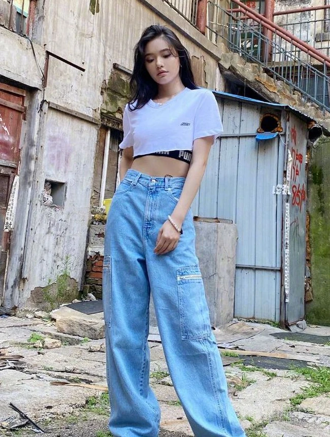 林允短款装白T牛仔裤搭配工厂风写真美照