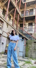 林允短款装白T牛仔裤搭配工厂风写真美照