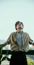山东青岛帅哥刘学义背靠阳台栏杆舒展身体写真图片