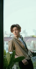 山东青岛帅哥刘学义背靠阳台栏杆舒展身体写真图片