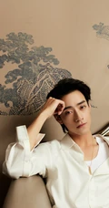 山东帅哥郑云龙白衫卡其色长裤温文尔雅室内写真图片