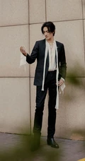 帅炸啦！宛若王子般的气质，长发帅哥郑云龙眼神专注户外写真