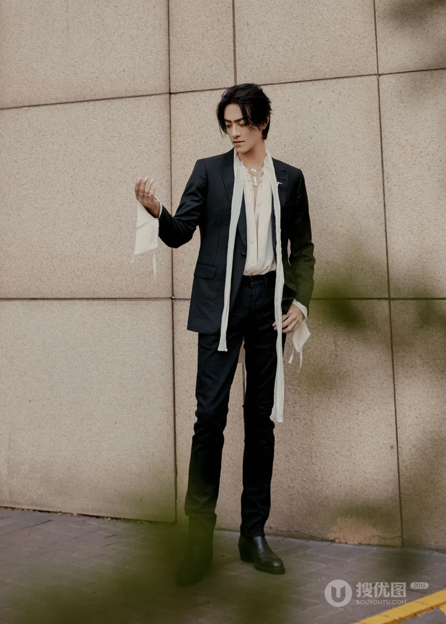 帅炸啦！宛若王子般的气质，长发帅哥郑云龙眼神专注户外写真